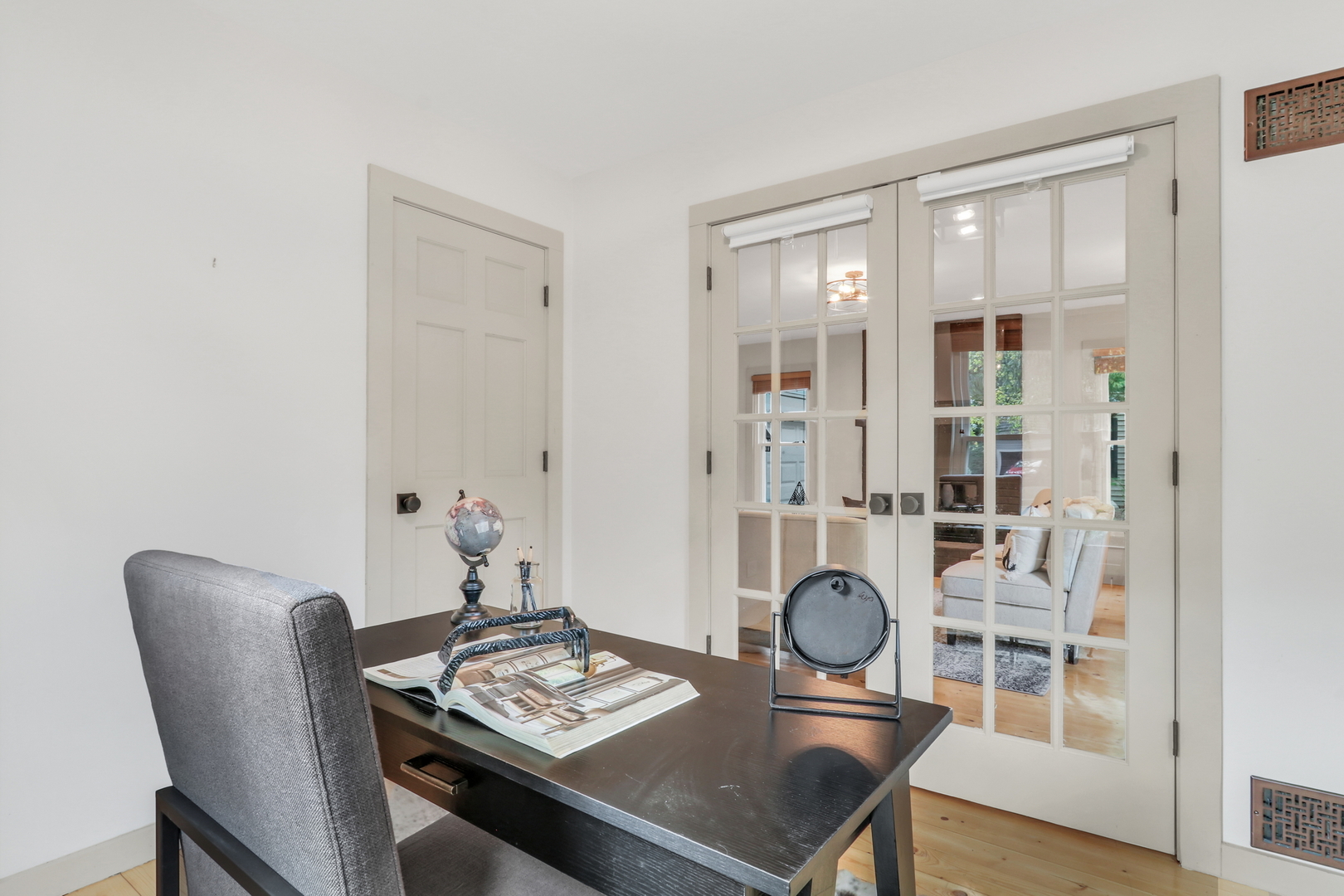 334 Concord Square Gurnee, IL 60031 - Photo 10 of 43 a living room with furniture and wooden floor
