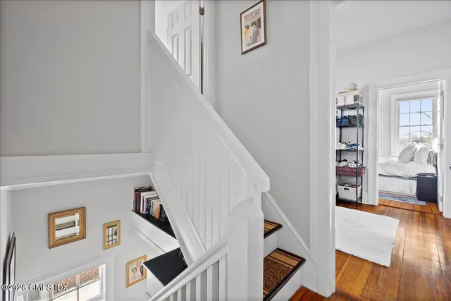 a view of an entryway with workspace