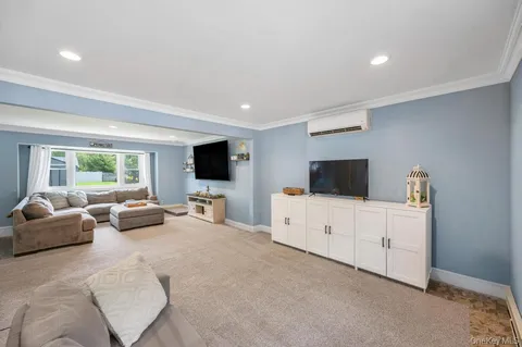 $899,999 | 20 Canterbury Court, Oakdale, NY 11769