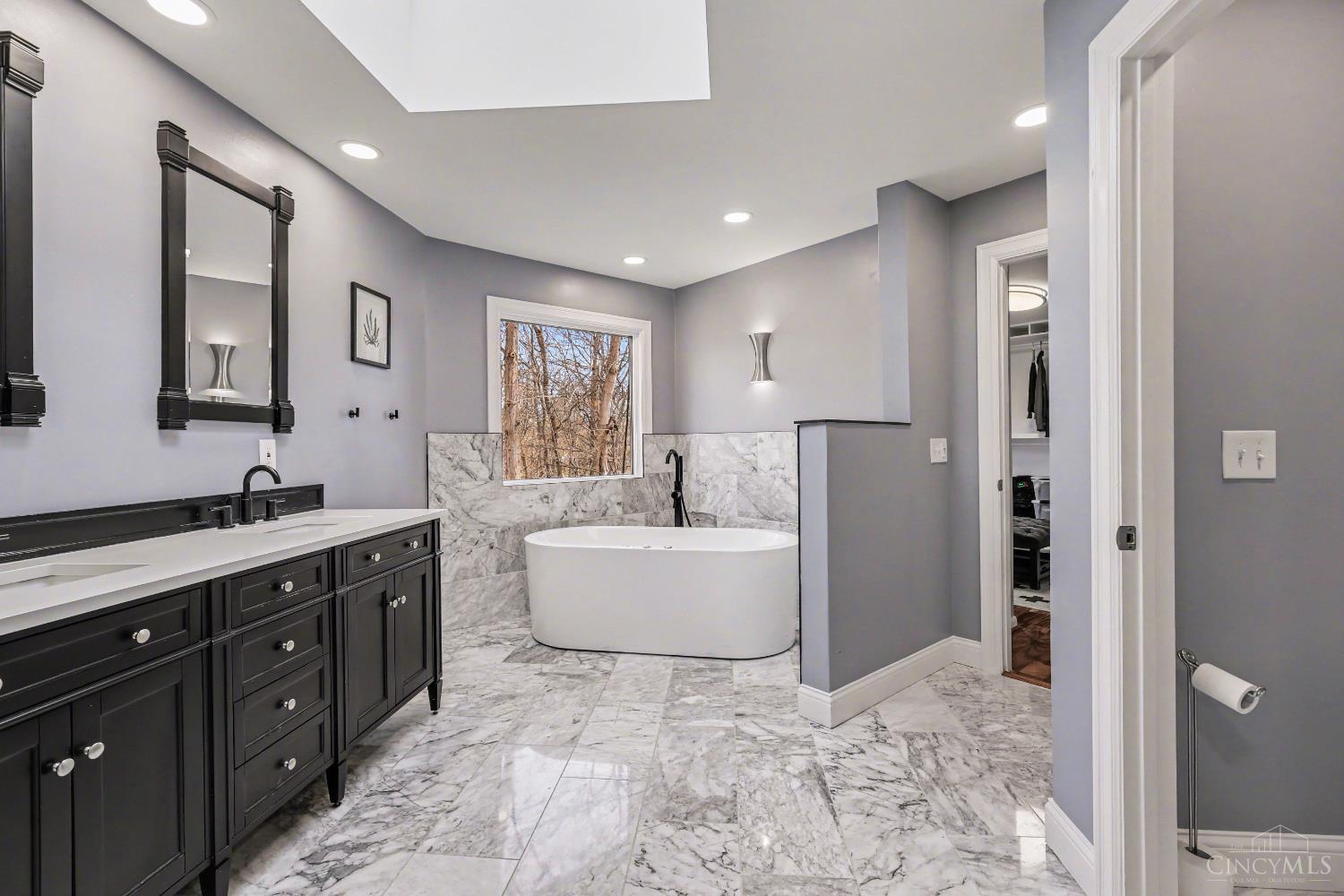 1432 Apple Hill Road Cincinnati, OH 45230 - Photo 16 of 39 Primary Bathroom