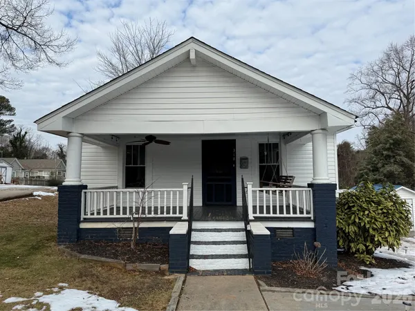 $1,750 | 318 North Academy Street, Mooresville, NC 28115
