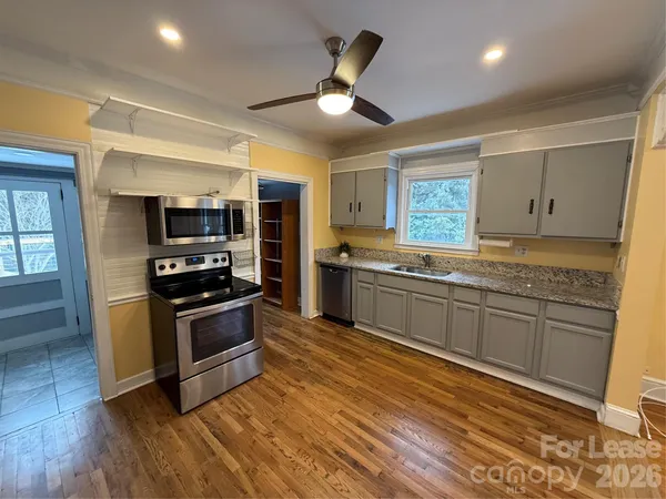 $1,750 | 318 North Academy Street, Mooresville, NC 28115