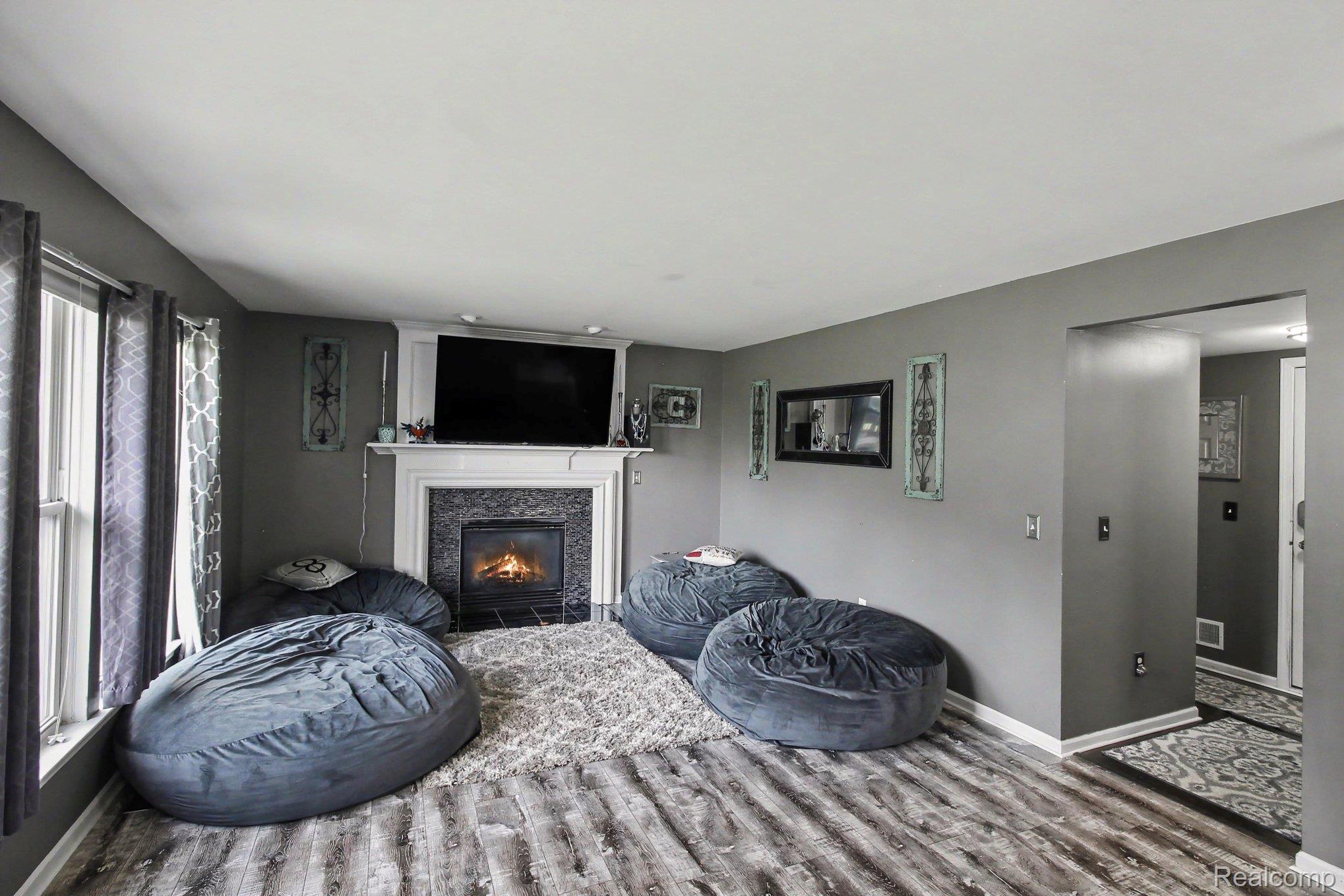 956 Callaway Court Howell, MI 48843 - Photo 5 of 35 005_file_8773.jpg