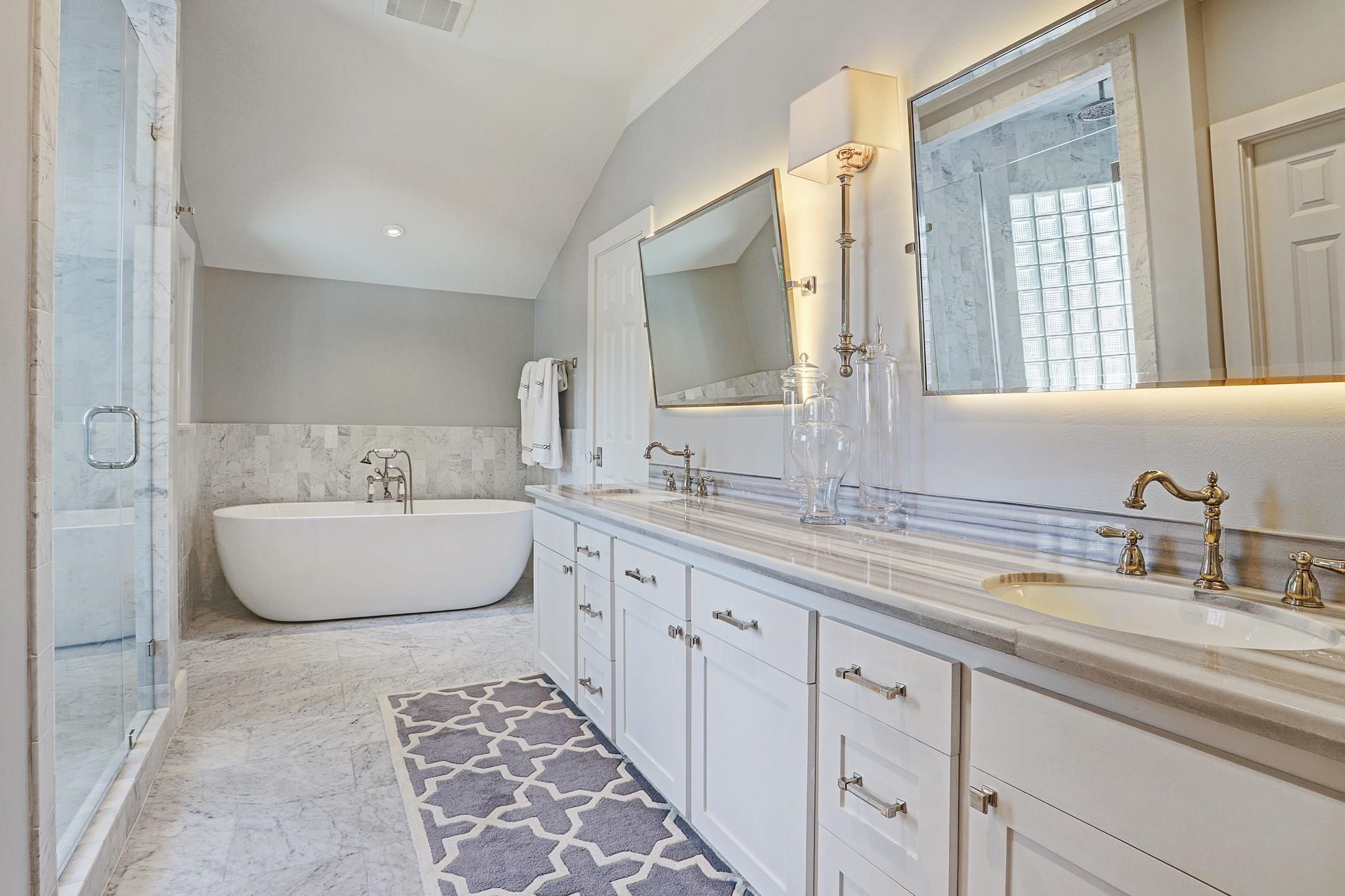 3779 Robinhood Street Houston, TX 77005 - Photo 13 of 17 Master en-suite.