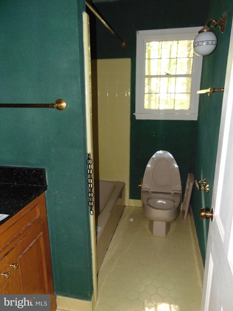 9321 Warfield Road Gaithersburg, MD 20882 - Photo 15 of 18 Bath