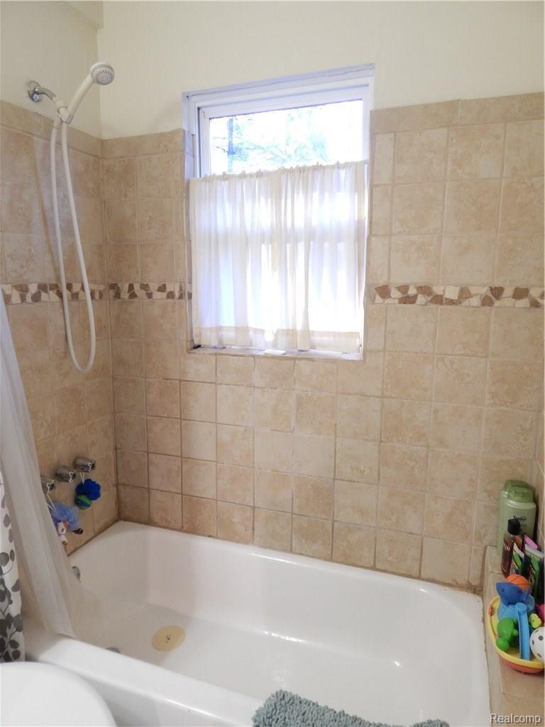 2168 Roslyn Road Grosse Pointe, MI 48236 - Photo 28 of 45 DSCN2574.jpg
