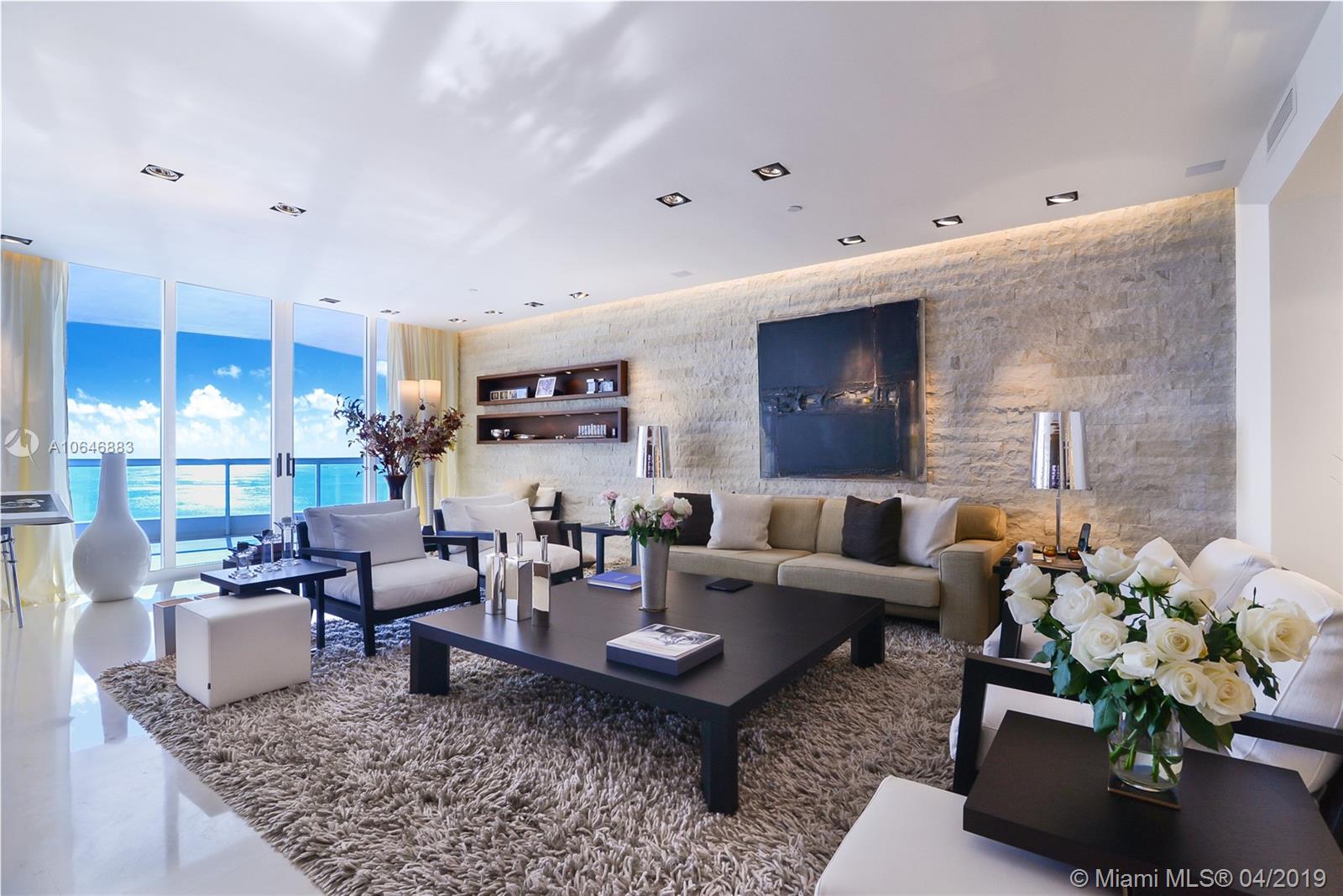 SPECTACULAR LIVING ROOM WITH BREATHTAKING VIEWS