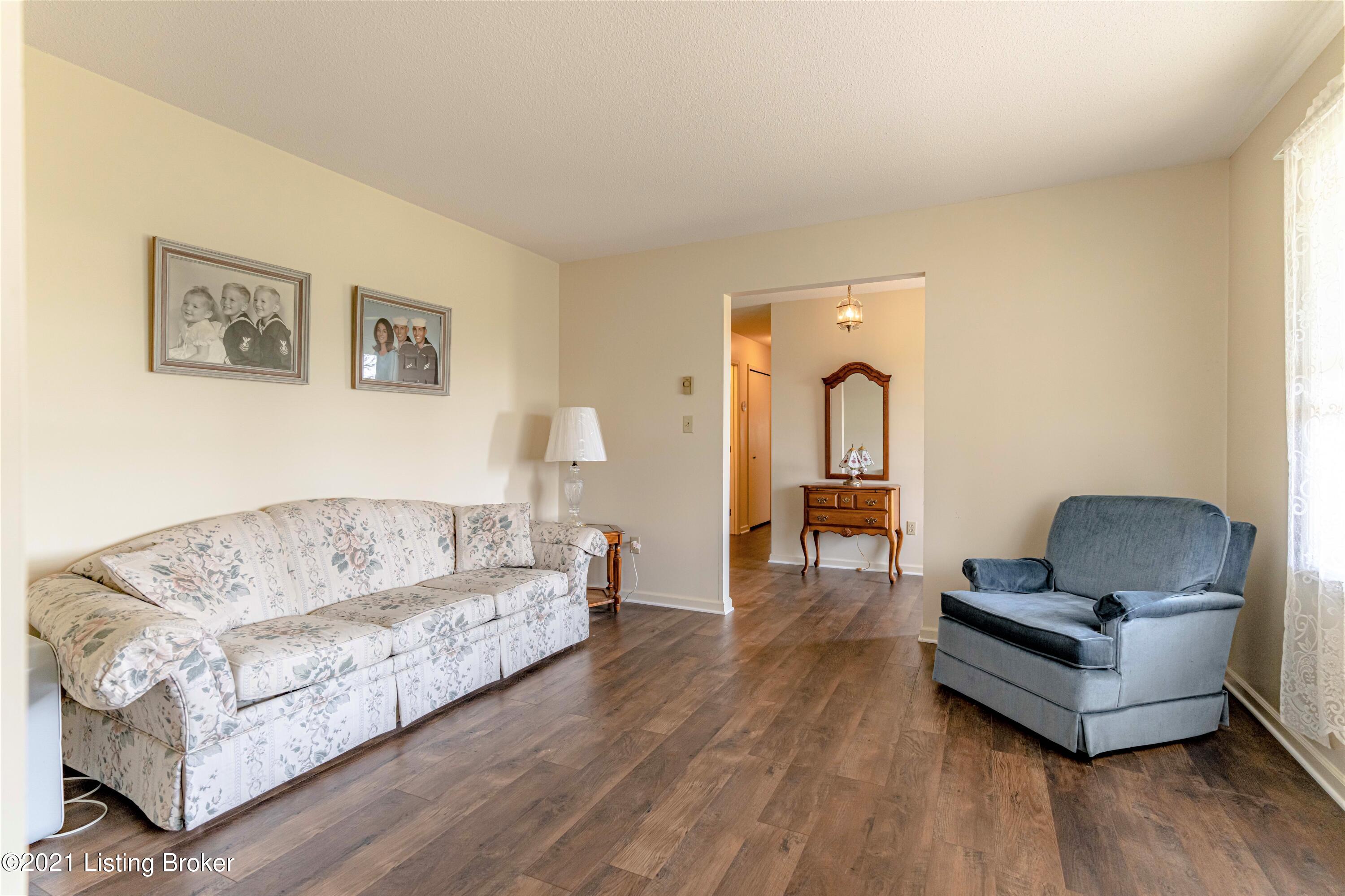 335 Sacree Road Shelbyville, KY 40065 - Photo 11 of 38 Living Room
