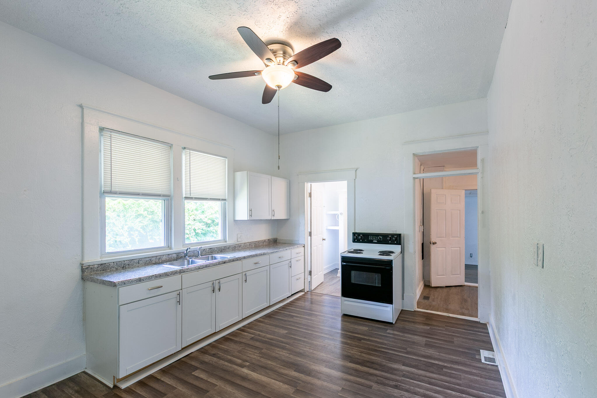 2121 West College Street Springfield, MO 65806 - Photo 5 of 24 AI4A2748-HDR