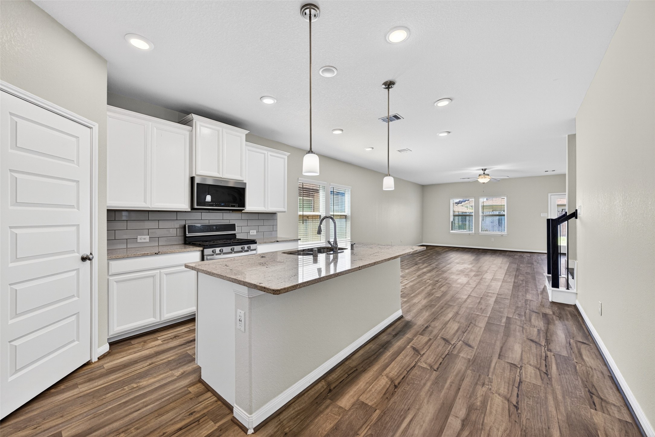 927 Cloverdale Drive Rosharon, TX 77583 - Photo 14 of 46