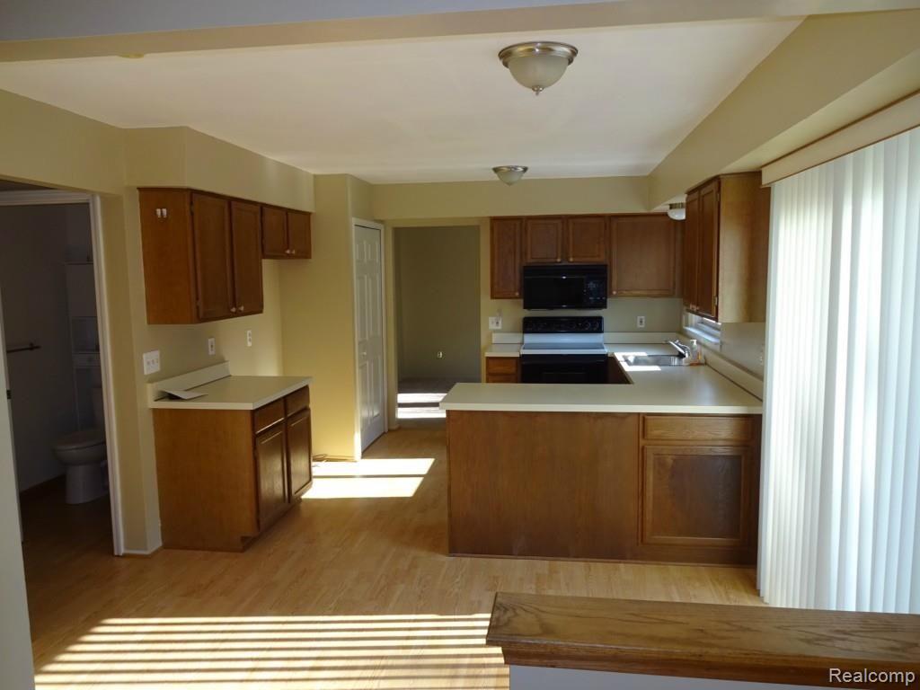 1631 Ridgecrest Rochester, MI 48306 - Photo 4 of 42 DSC00742.jpg