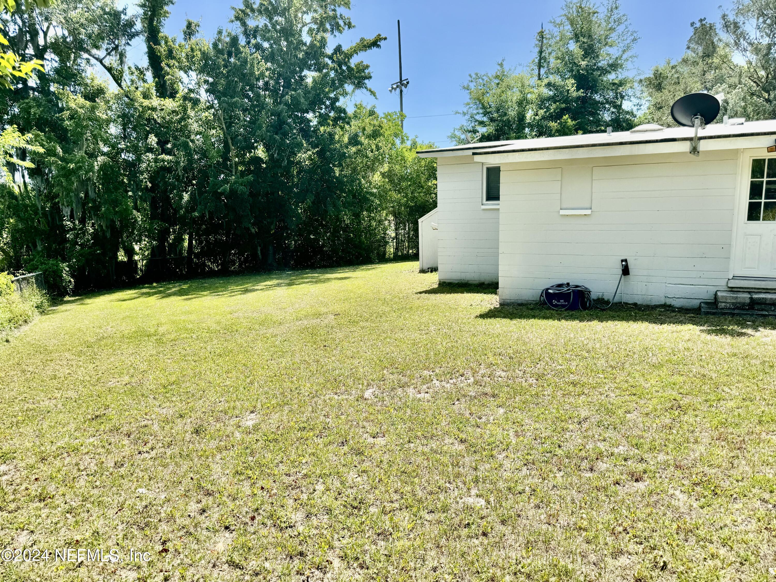 398 Gwinnett Road Orange Park, FL 32073 - Photo 37 of 40 a view of a back yard of the house