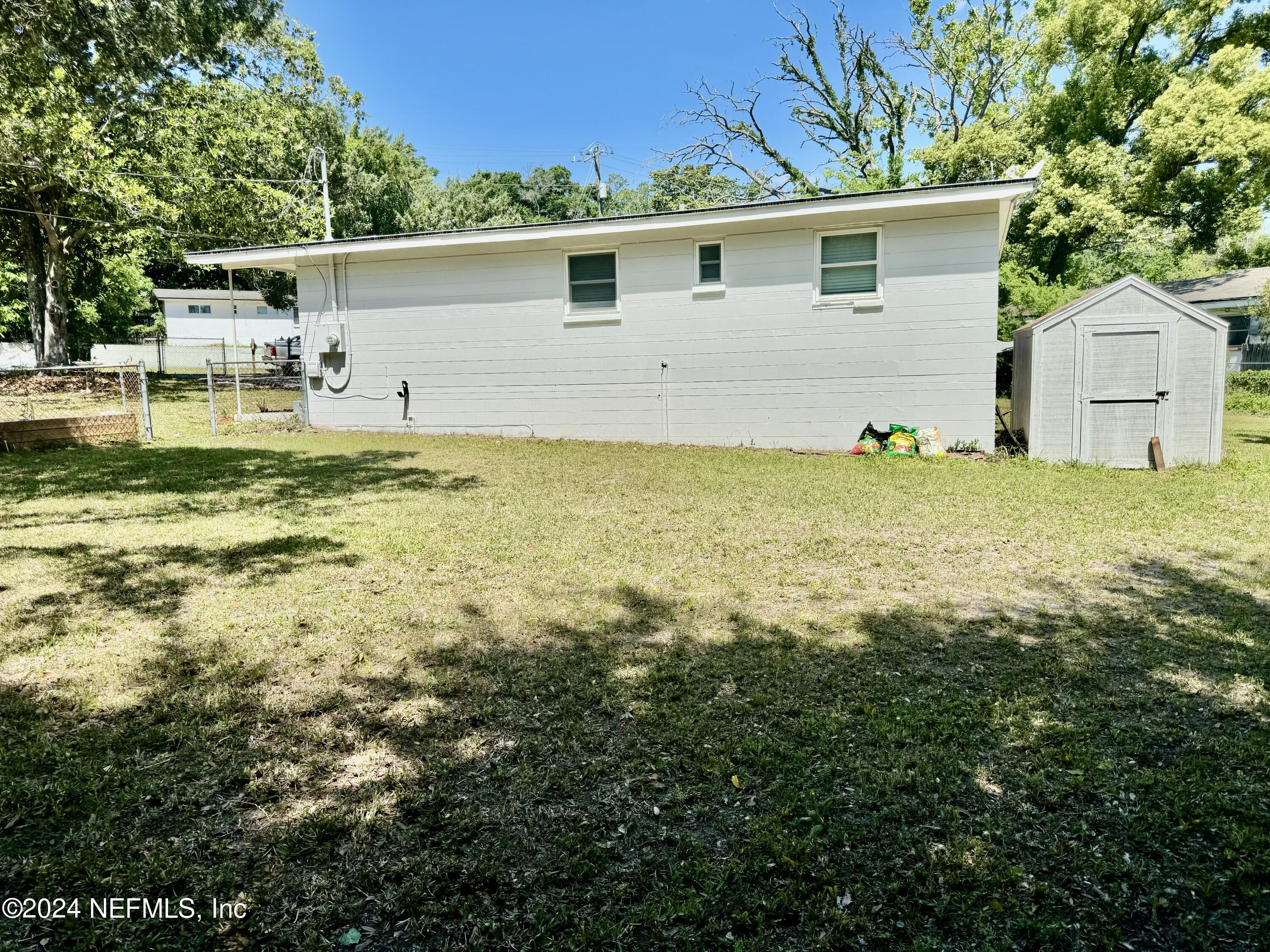 398 Gwinnett Road Orange Park, FL 32073 - Photo 40 of 40 a backyard of a house with table and chairs