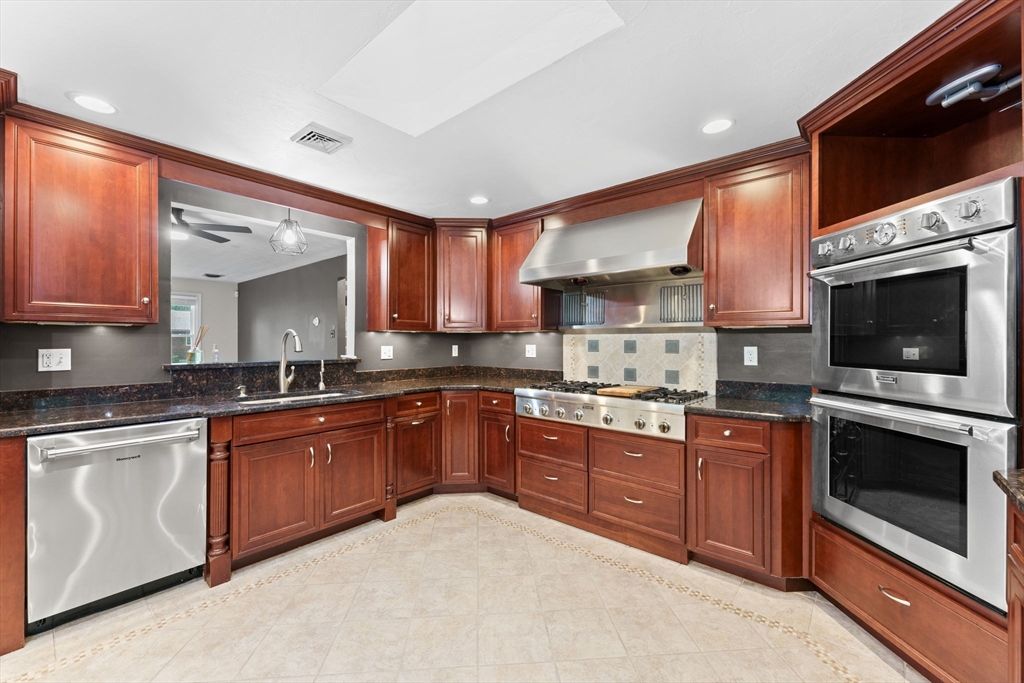 8 Diane Drive Billerica, MA 01821 - Photo 15 of 42