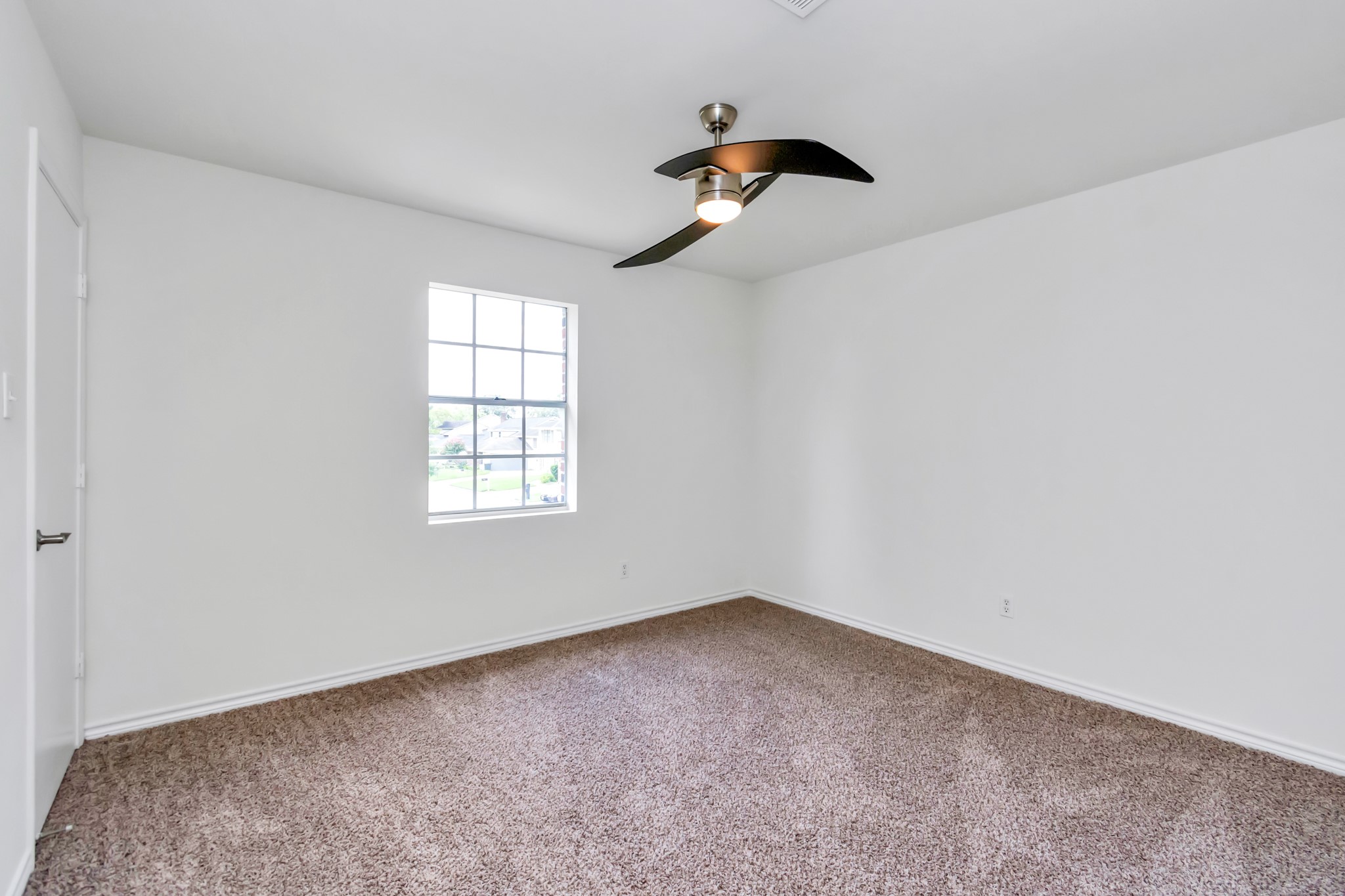 12818 Chamberlain Drive Houston, TX 77077 - Photo 24 of 32 an empty room with a window