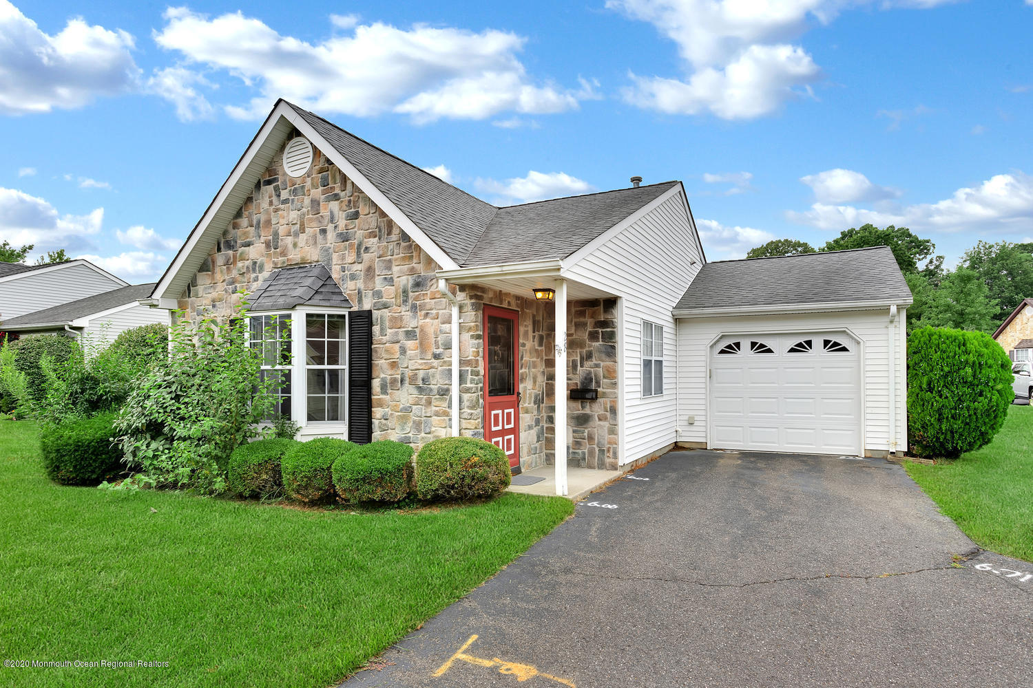28 Ivy Ridge Close Freehold, NJ 07728 - Photo 1 of 17 Cul-de-sac Location