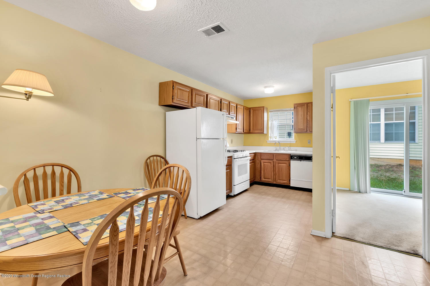 28 Ivy Ridge Close Freehold, NJ 07728 - Photo 7 of 17 Eat-in-Kitchen