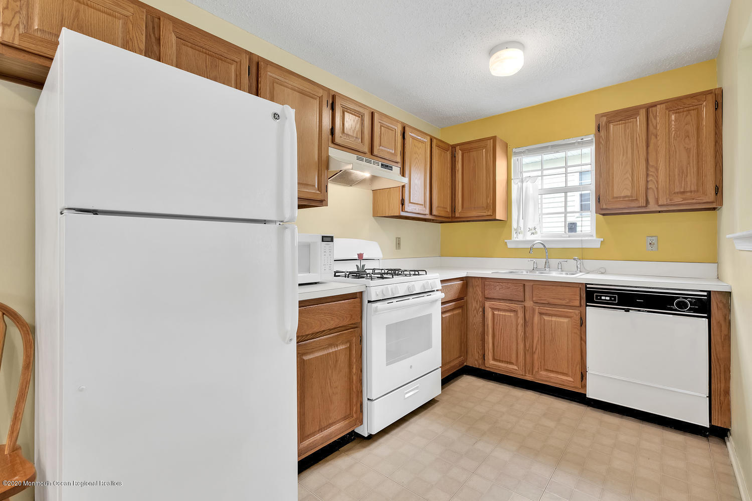 28 Ivy Ridge Close Freehold, NJ 07728 - Photo 8 of 17 Eat-In-Kitchen