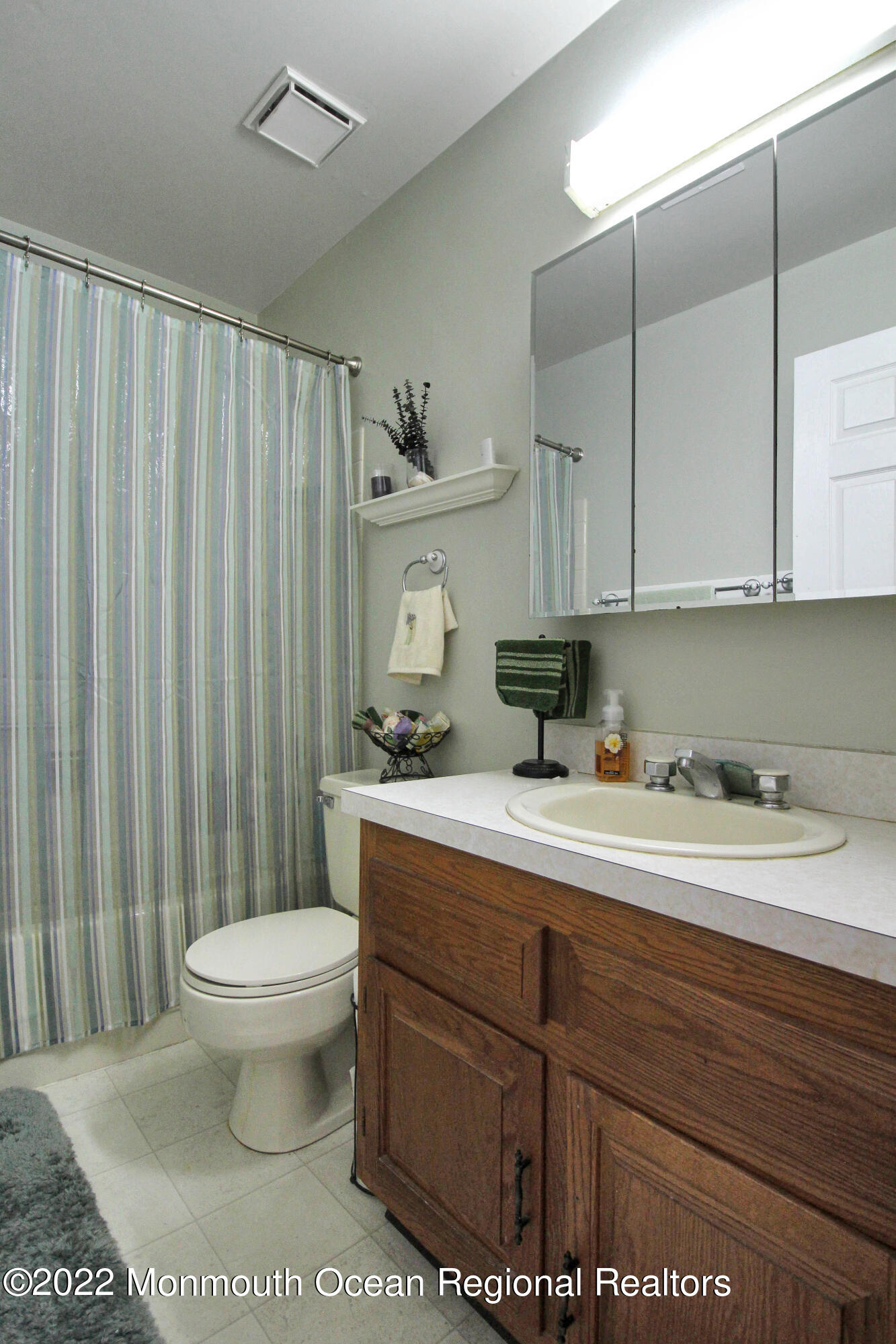 72 Sunset Road Whiting, NJ 08759 - Photo 21 of 27 21 Gbathroom