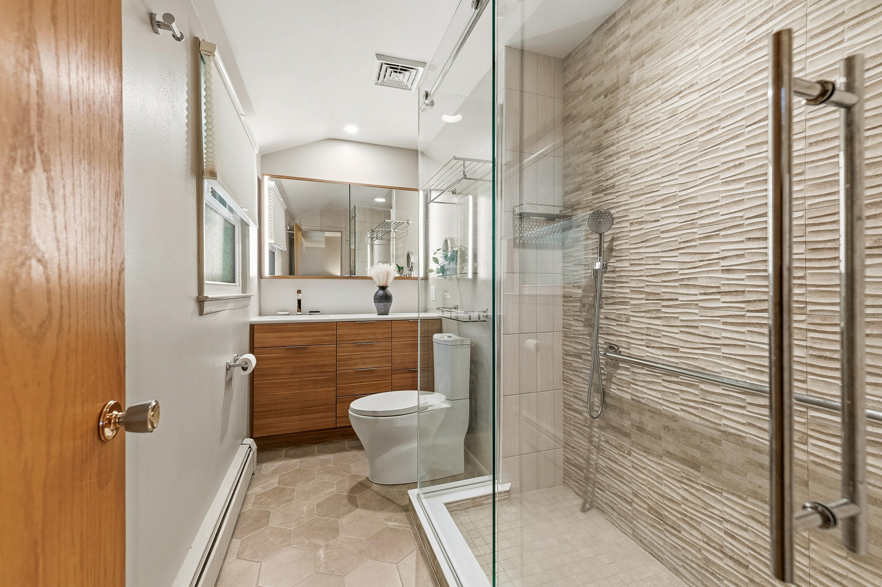 2336 West Green Tree Road Glendale, WI 53209 - Photo 29 of 58 Primary En-Suite
