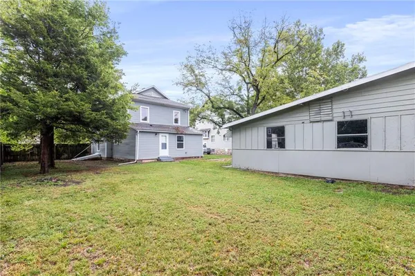 $299,950 | 526 South Maple Street, Ottawa, KS 66067