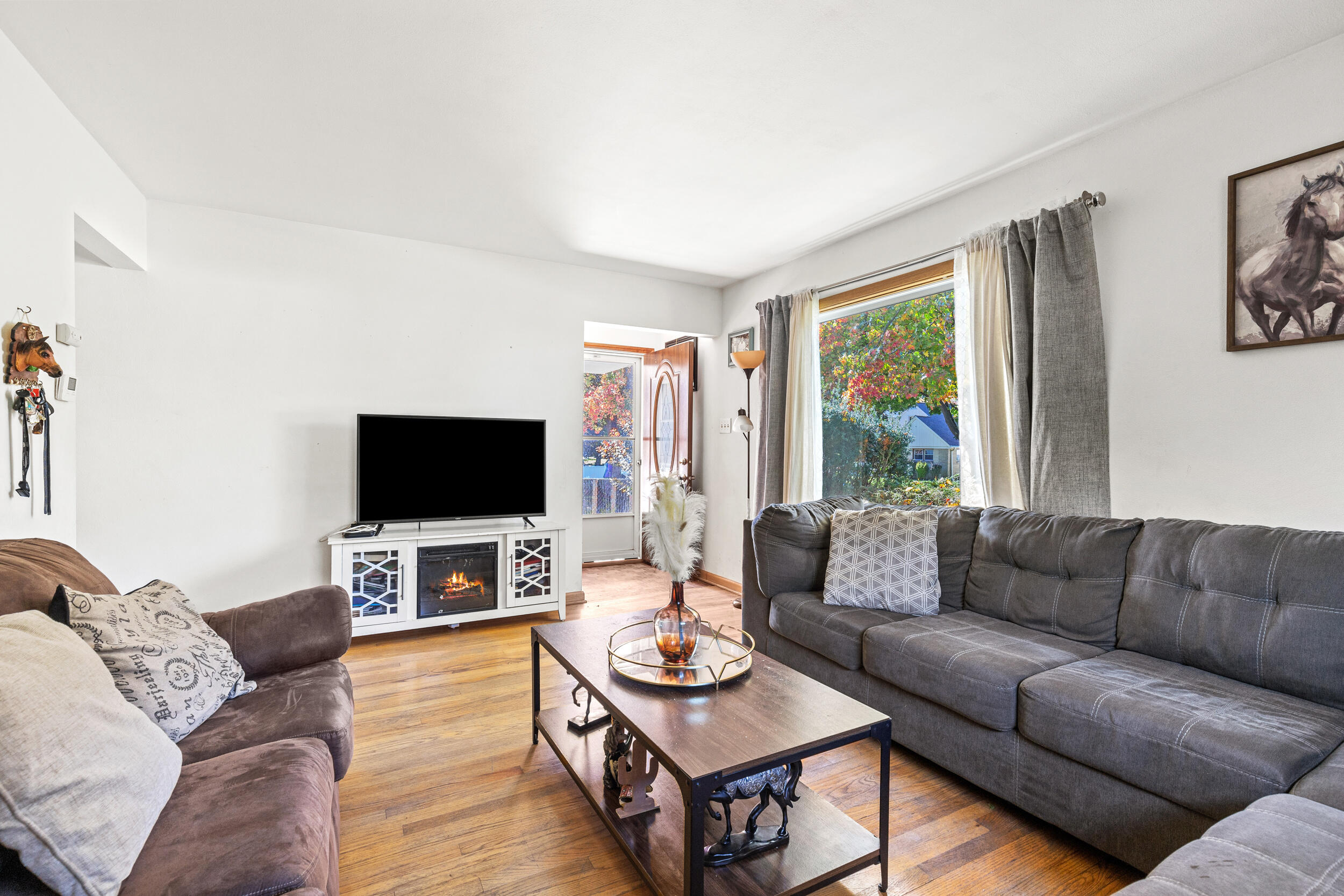 2530 South 66th Street Milwaukee, WI 53219 - Photo 3 of 18 Living room