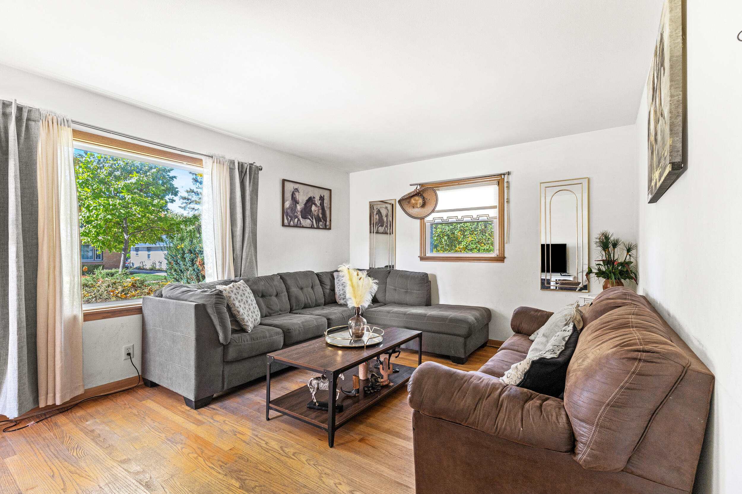 2530 South 66th Street Milwaukee, WI 53219 - Photo 4 of 18 Living room