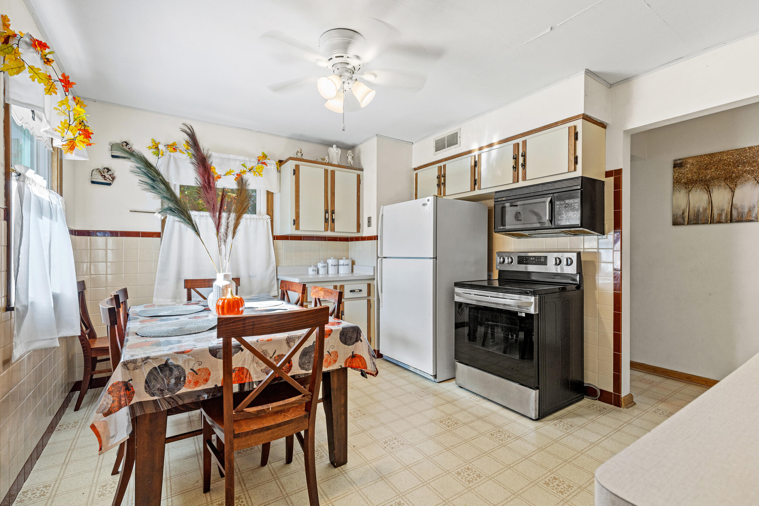 2530 South 66th Street Milwaukee, WI 53219 - Photo 7 of 18 Kitchen