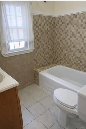 $2,975 | Undisclosed Address, Lindenhurst, NY 11757