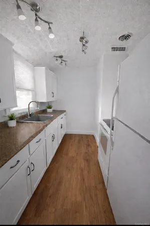 $2,975 | Undisclosed Address, Lindenhurst, NY 11757