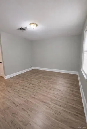 $2,975 | Undisclosed Address, Lindenhurst, NY 11757