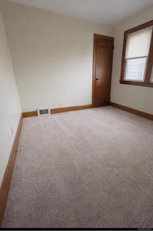 $2,975 | Undisclosed Address, Lindenhurst, NY 11757