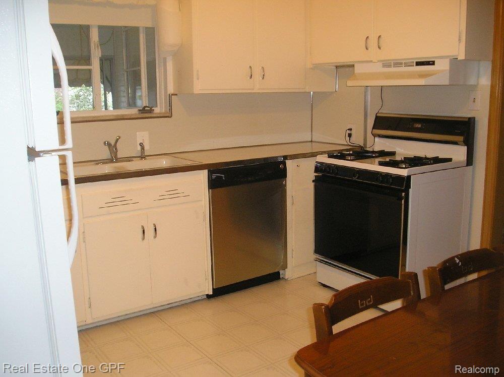 237 McMillan Road Grosse Pointe, MI 48236 - Photo 7 of 25 7P9123085KITCHEN