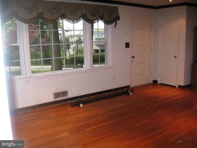 9335 North Laurel Road Laurel, MD 20723 - Photo 9 of 13 Living Room