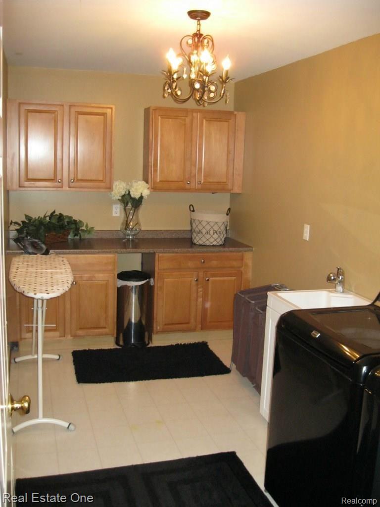 4245 Derry Court Rochester, MI 48306 - Photo 22 of 39 First Floor Laundry