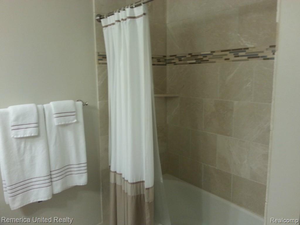 49667 Timber Trail, Unit 9 Novi, MI 48374 - Photo 21 of 27 Updated main bath