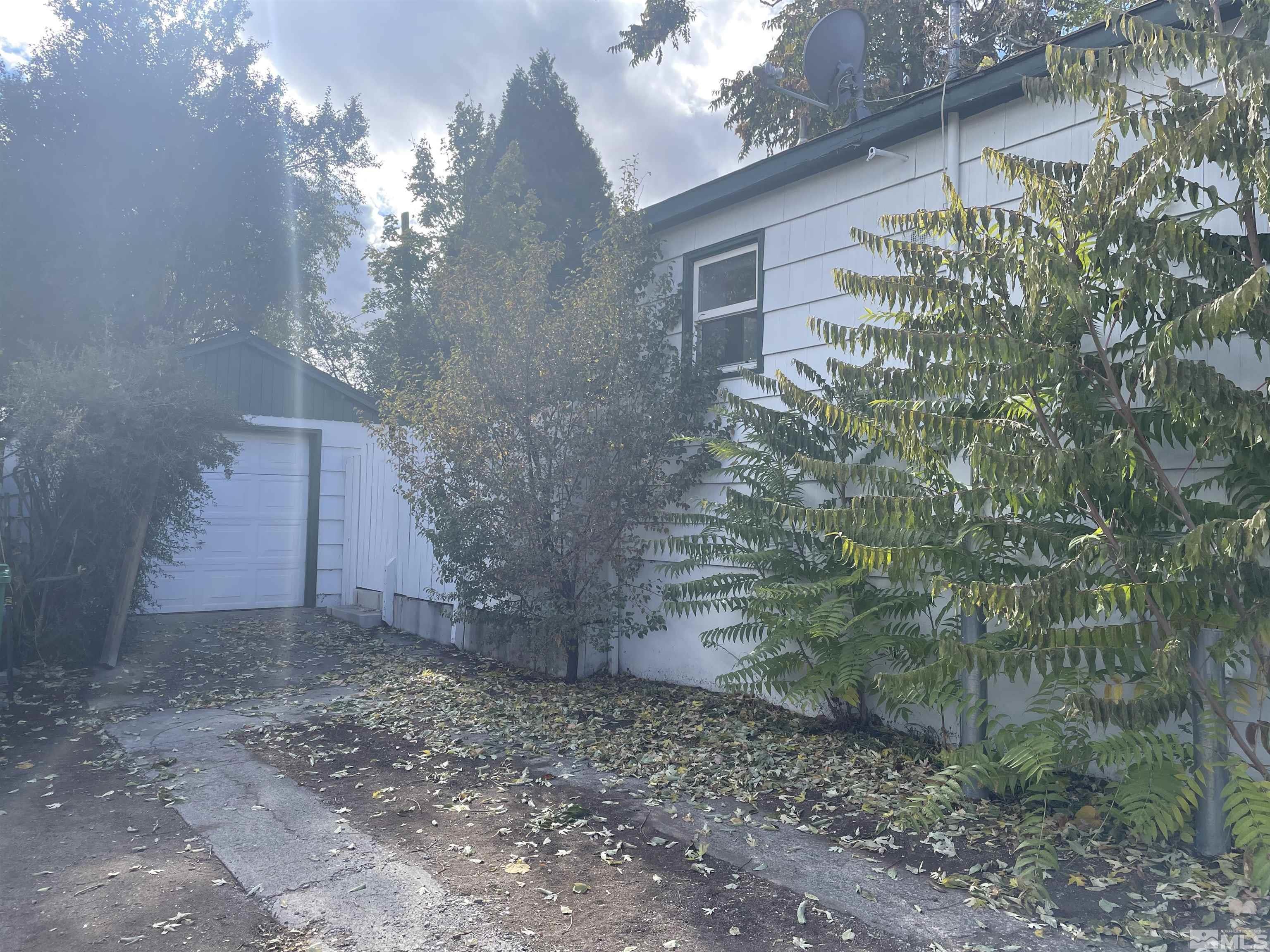 540 Toiyabe Street Reno, NV 89509 - Photo 28 of 29 a backyard of a house with lots of green space