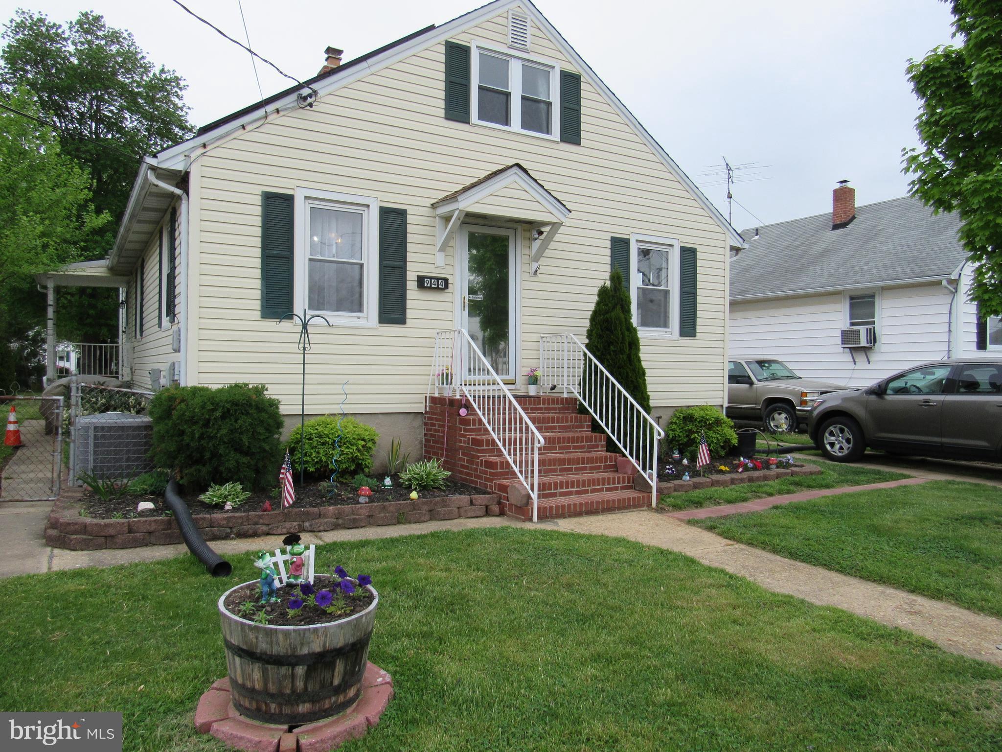 944 Woodlynn Road Baltimore, MD 21221 - Photo 1 of 13 front