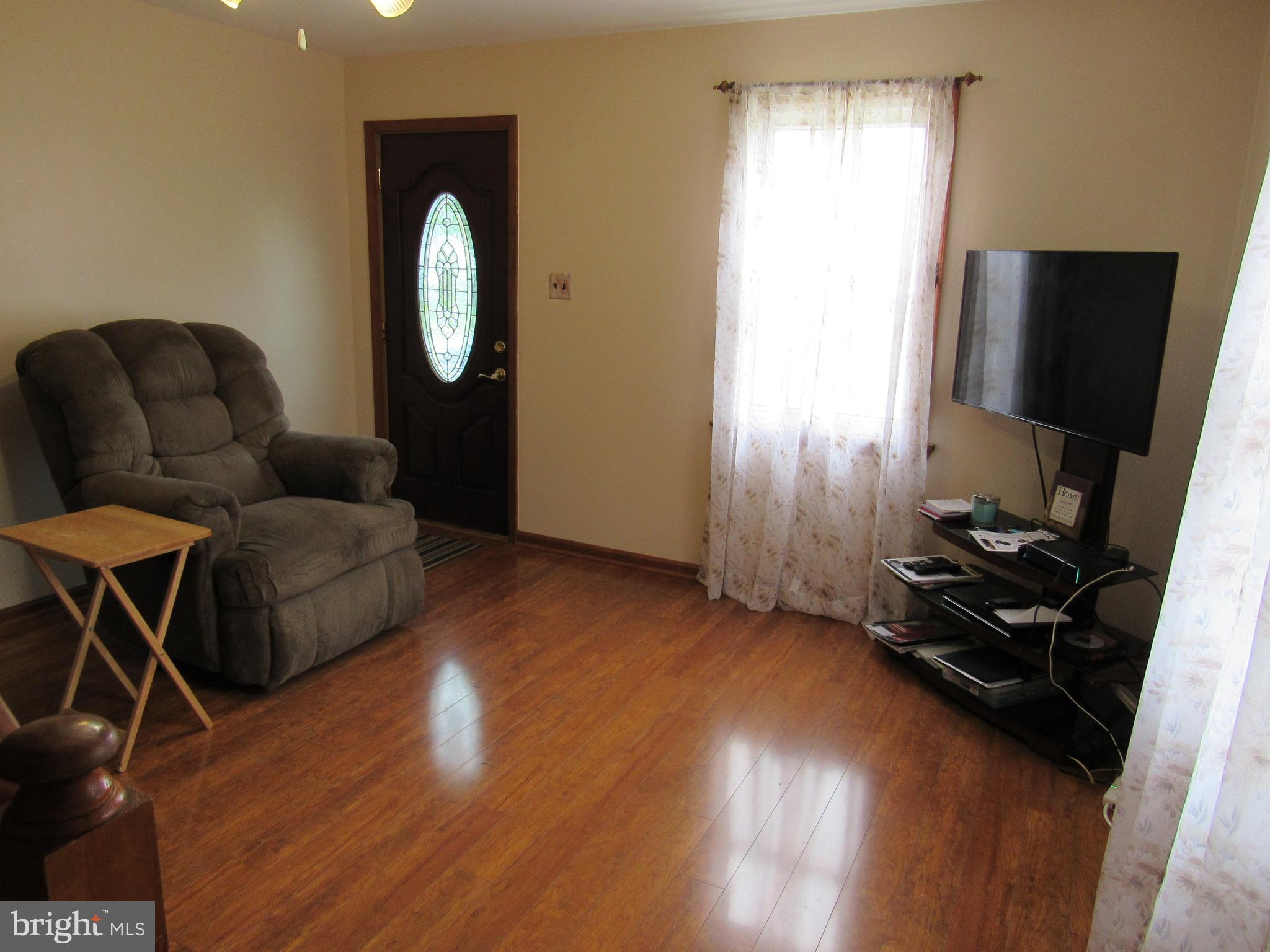 944 Woodlynn Road Baltimore, MD 21221 - Photo 2 of 13 Living Room