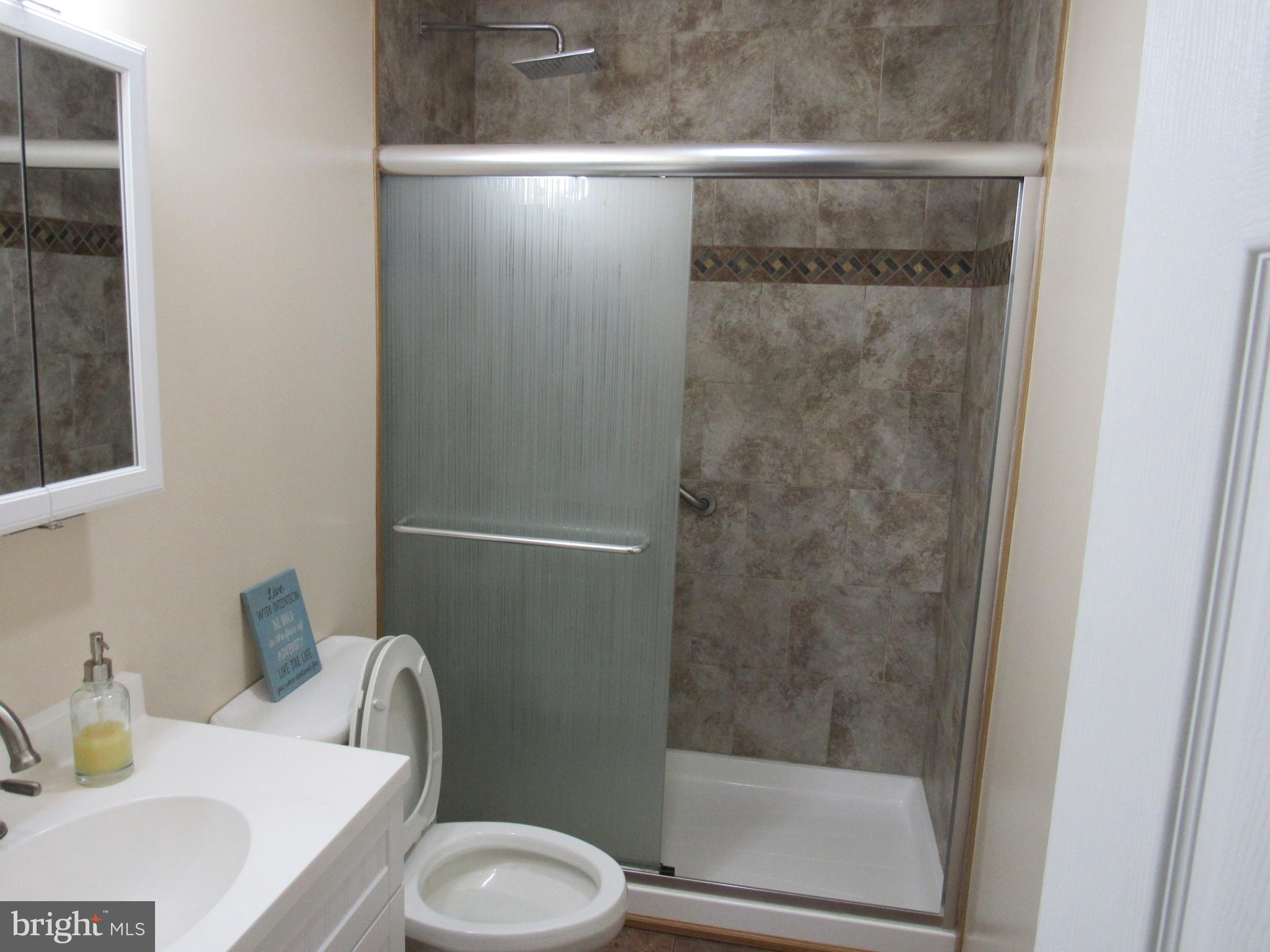 944 Woodlynn Road Baltimore, MD 21221 - Photo 3 of 13 Bath