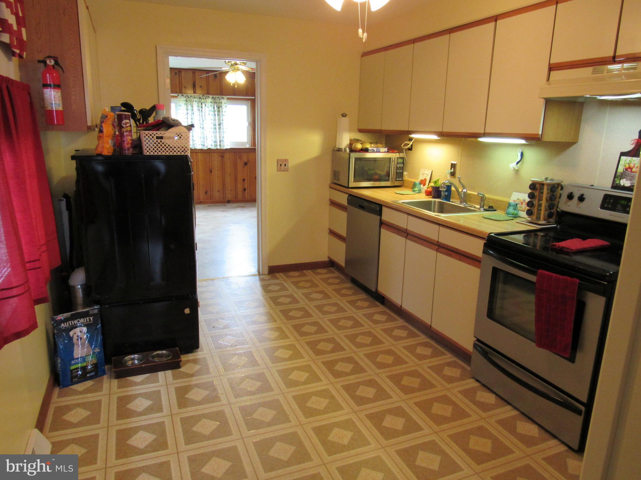 944 Woodlynn Road Baltimore, MD 21221 - Photo 4 of 13 Kitchen