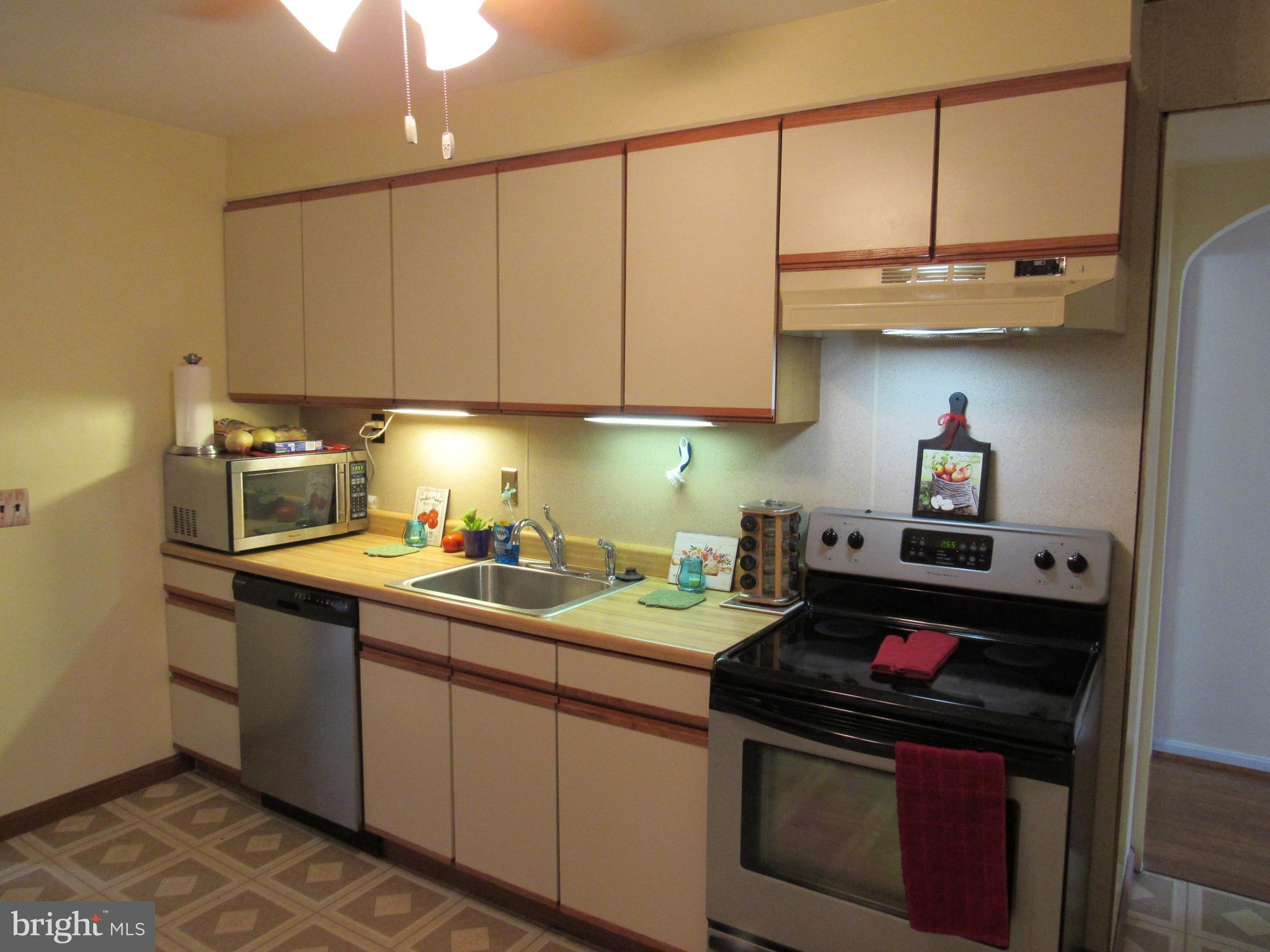 944 Woodlynn Road Baltimore, MD 21221 - Photo 5 of 13 Kitchen