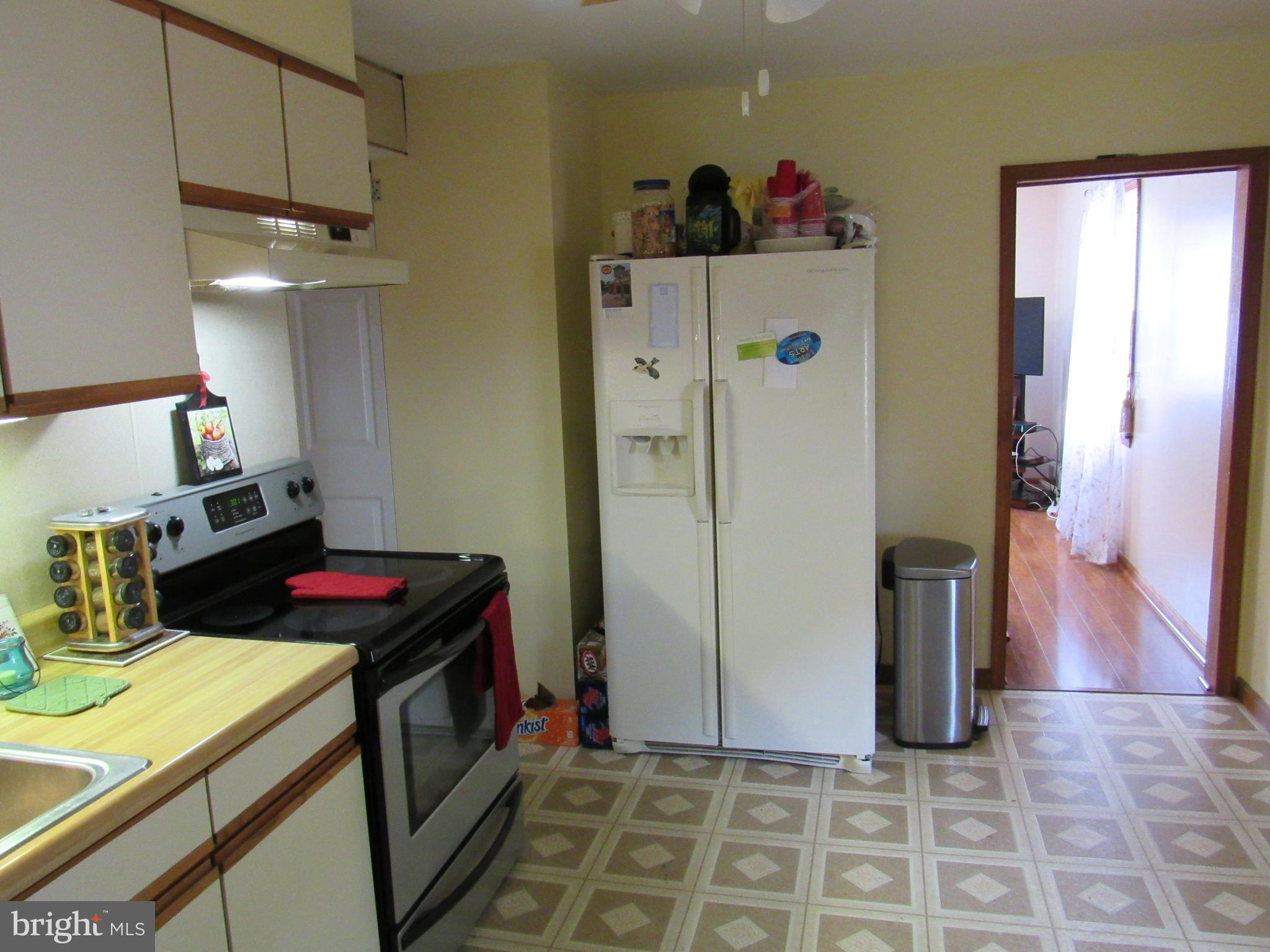 944 Woodlynn Road Baltimore, MD 21221 - Photo 6 of 13 Kitchen