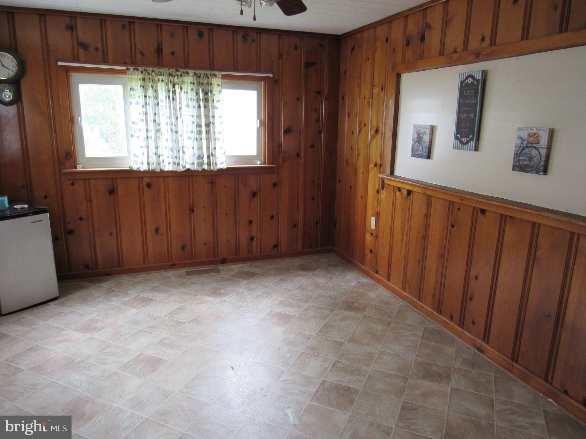 944 Woodlynn Road Baltimore, MD 21221 - Photo 7 of 13 Family Room