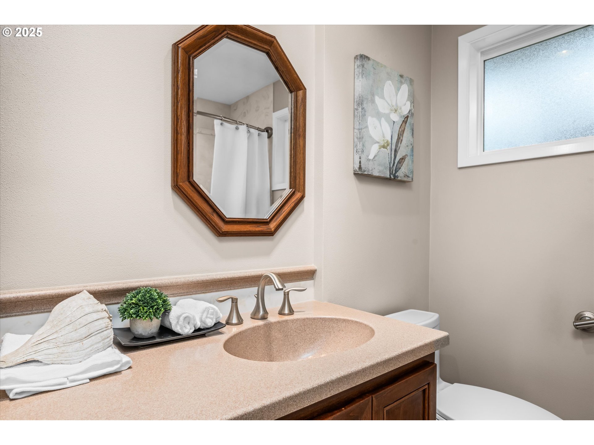 1637 Larkspur Loop Eugene, OR 97401 - Photo 19 of 48 Bathroom