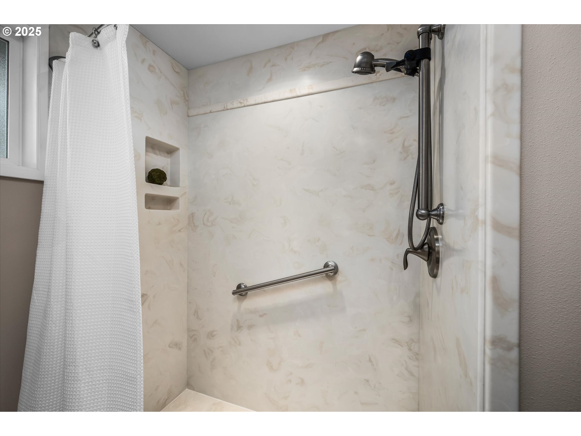 1637 Larkspur Loop Eugene, OR 97401 - Photo 20 of 48 Bathroom