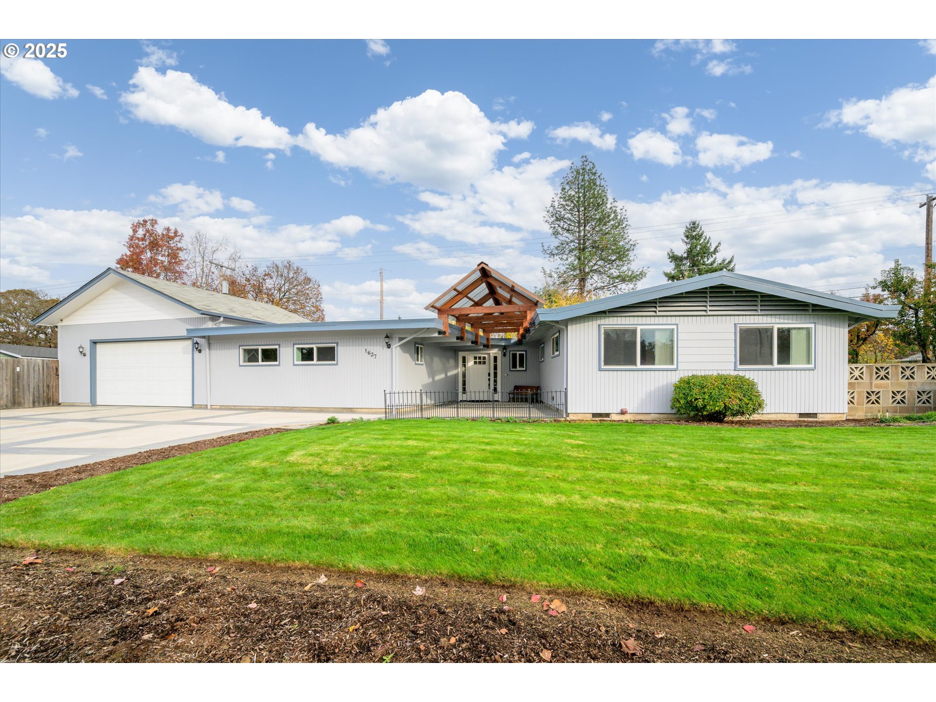 1637 Larkspur Loop Eugene, OR 97401 - Photo 2 of 48