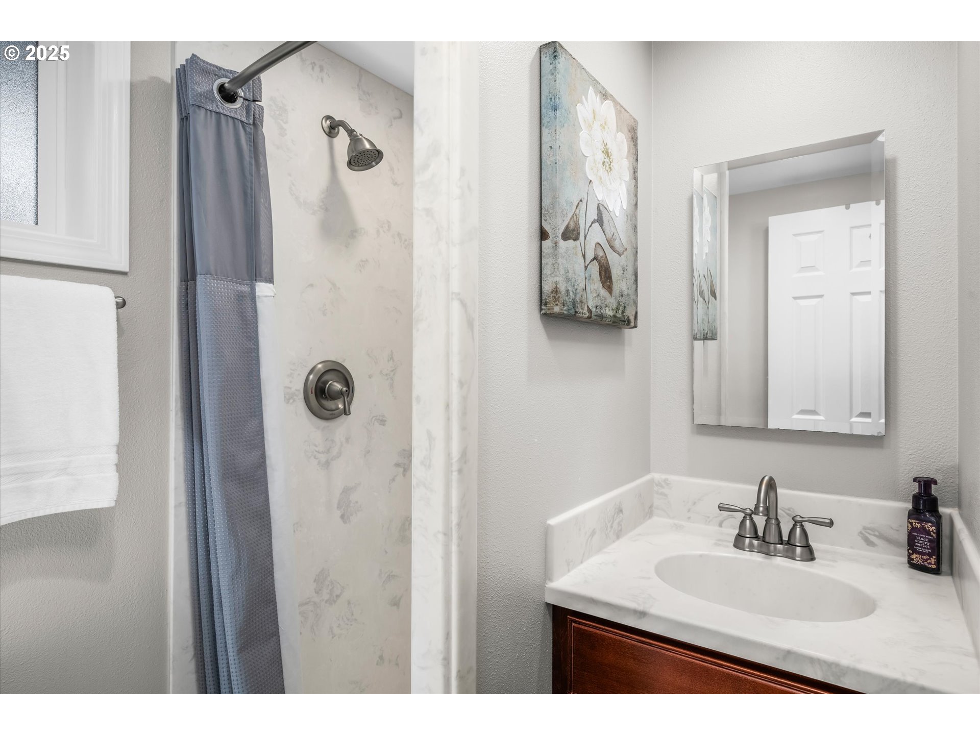 1637 Larkspur Loop Eugene, OR 97401 - Photo 25 of 48 Bathroom