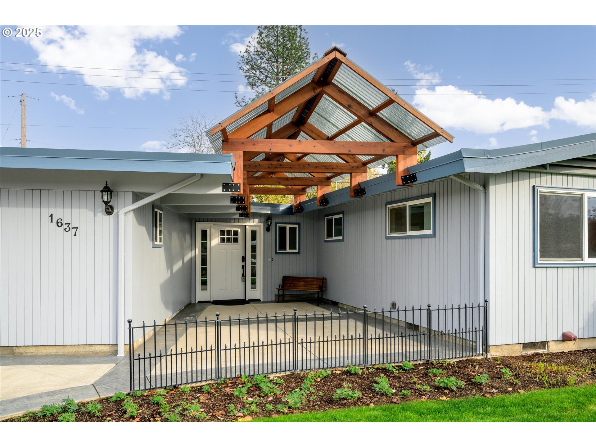 1637 Larkspur Loop Eugene, OR 97401 - Photo 3 of 48 Covered Patio
