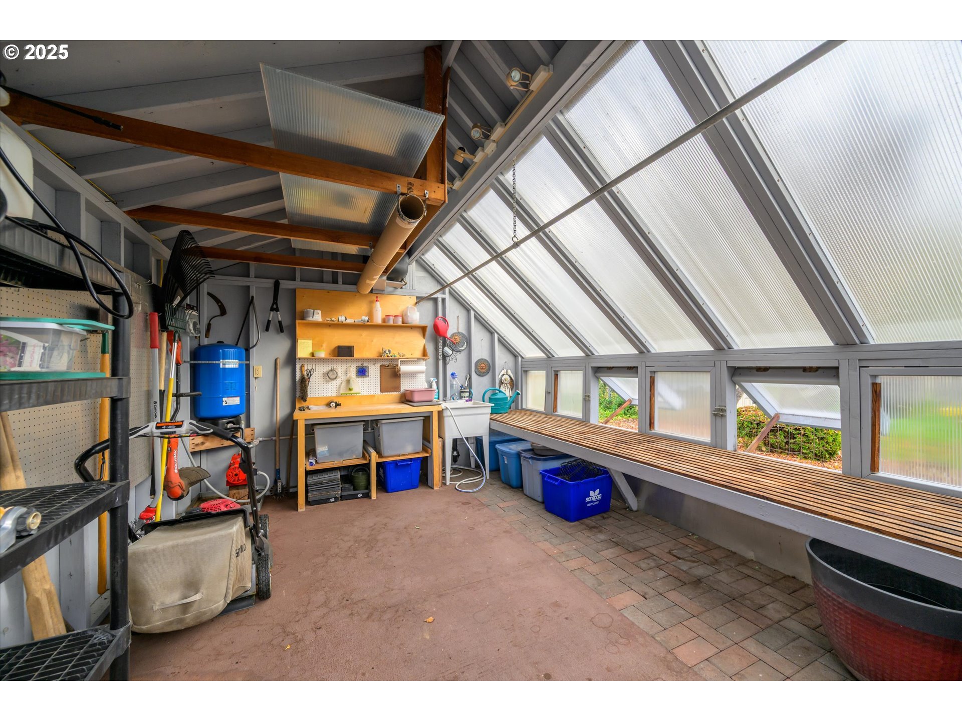 1637 Larkspur Loop Eugene, OR 97401 - Photo 38 of 48 Greenhouse